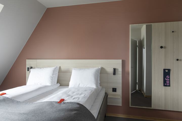 Room 27 of 78