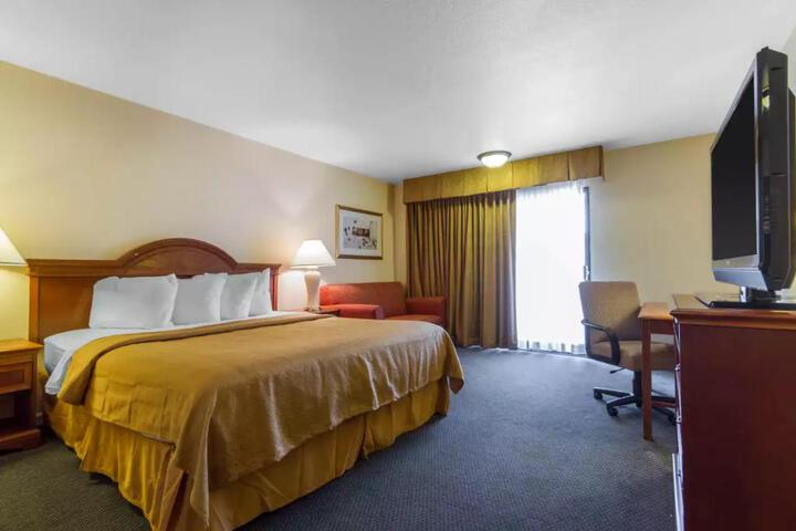 1 Queen Bed Accessible (6 of 13)