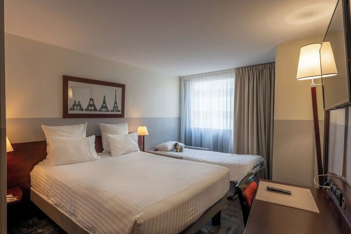 Room 45 of 184