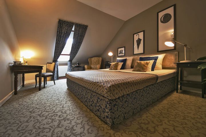 Room 10 of 38