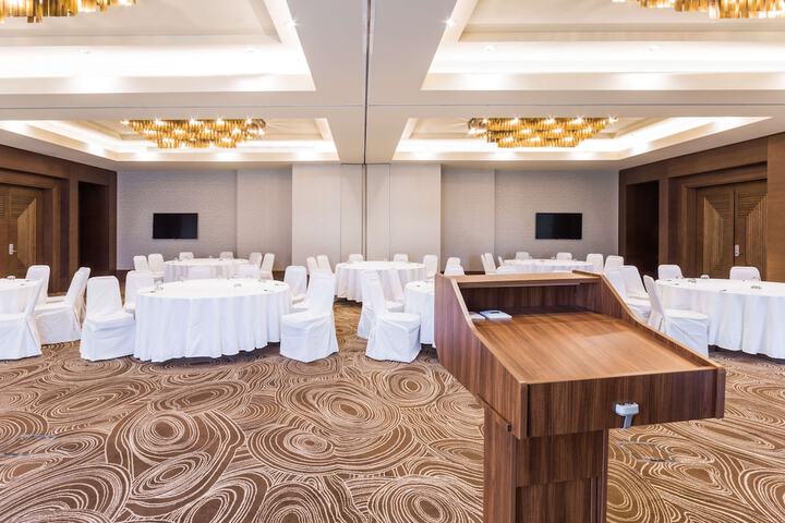 Ballroom/Hall 89 of 118