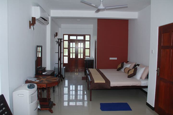 Room 4 of 8