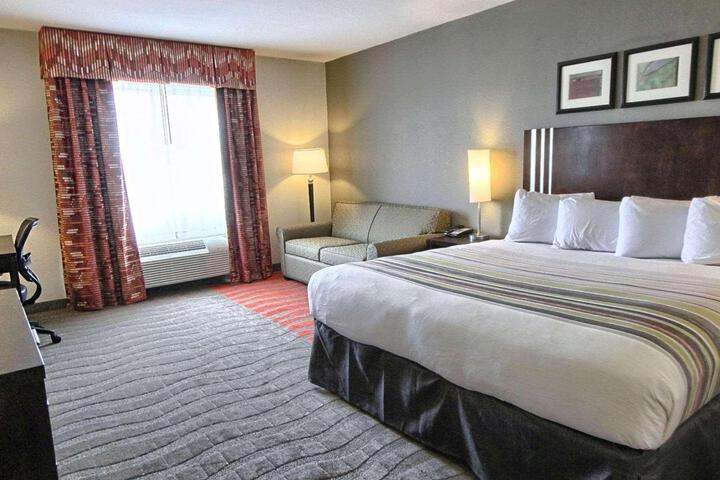 1 King Bed (3 of 10)