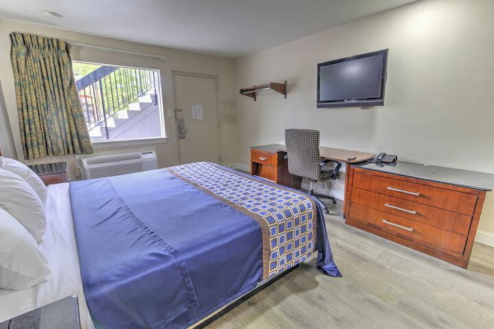 Renovated Standard King Bed (20 of 21)