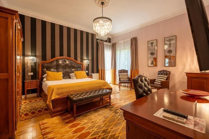 Room 18 of 93