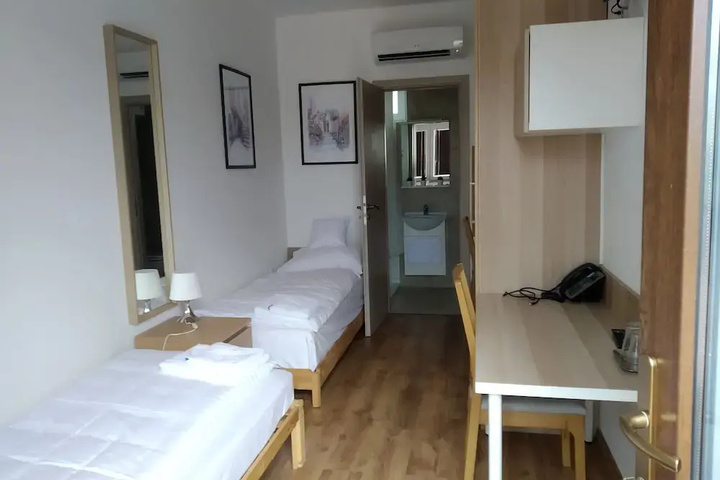 Room 5 of 9