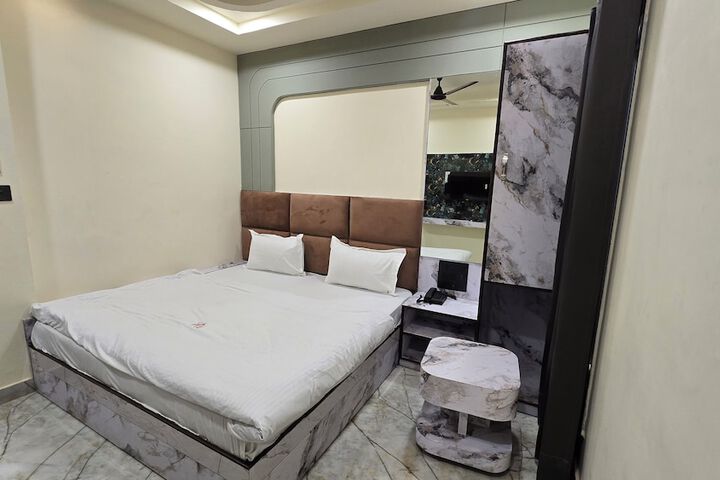 Room 6 of 11