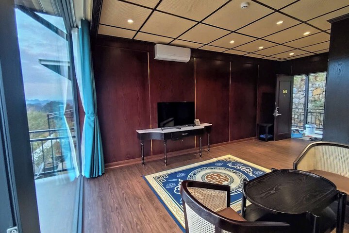 Room 10 of 190
