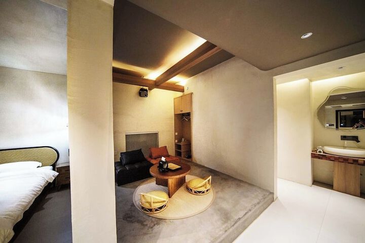 Room 5 of 94