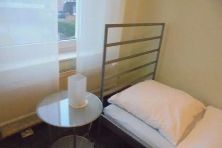 Room 5 of 12