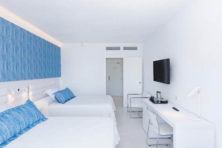 Room 83 of 282