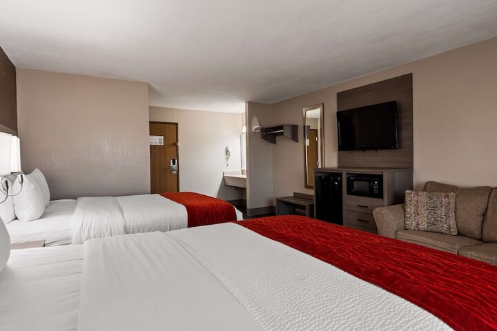 2 Queen Beds High Speed Internet Accessible Microwave and Refrigerator Desk Flat Screen (11 of 16)
