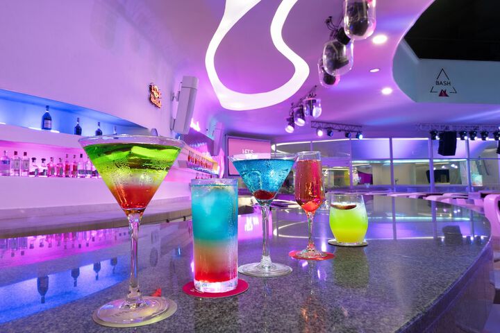 Lounge 107 of 126