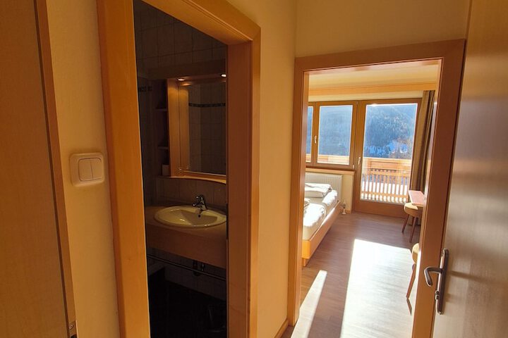 Room 6 of 62