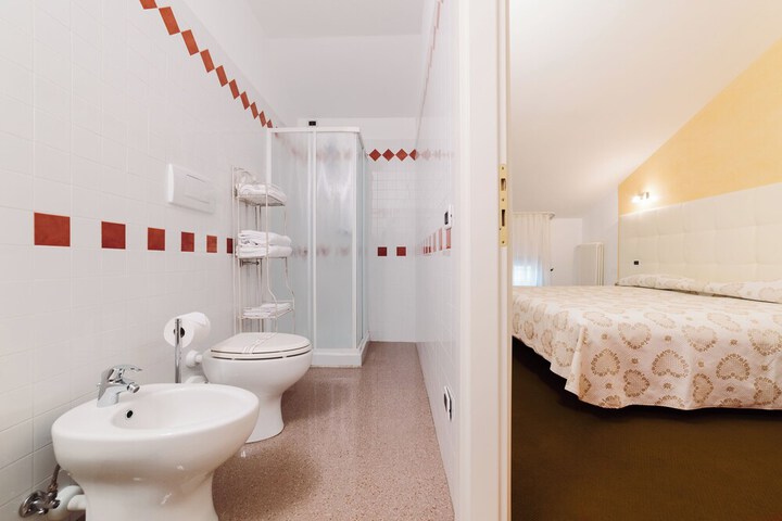 Room 21 of 33
