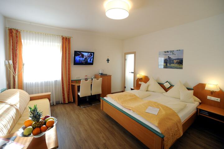 Room 4 of 95