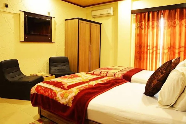 Room 4 of 8