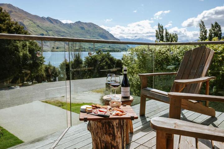 Lakeside Road - Sleeps 8 - Lake Views - Lake Front