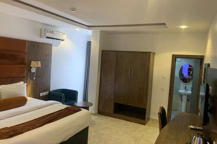 Room 9 of 15