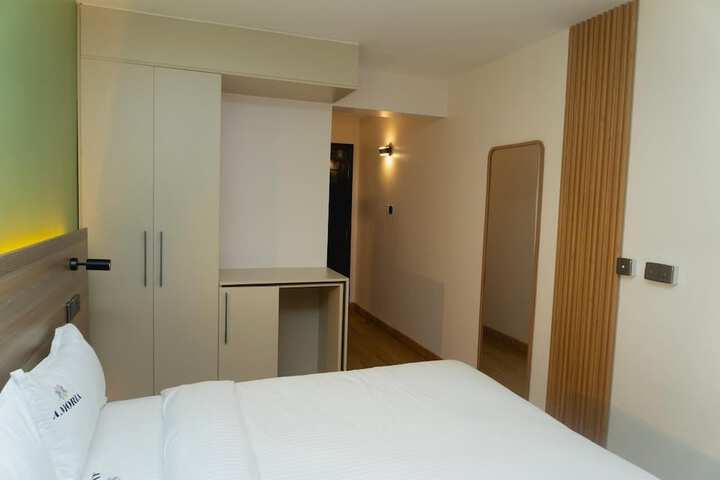 Room 6 of 16