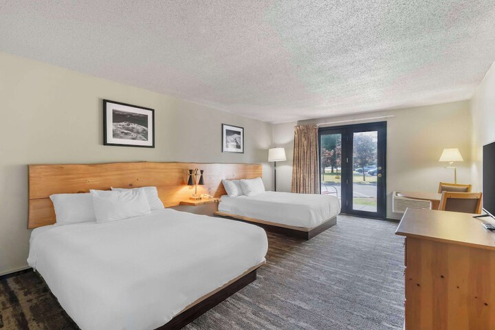 2 Queen Beds (8 of 13)
