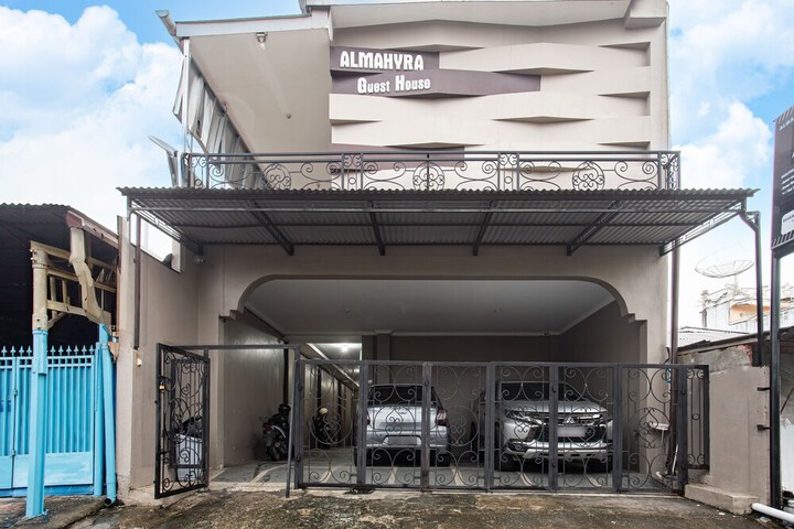 Exterior of Hotel O Almahyra Guest House Syariah
