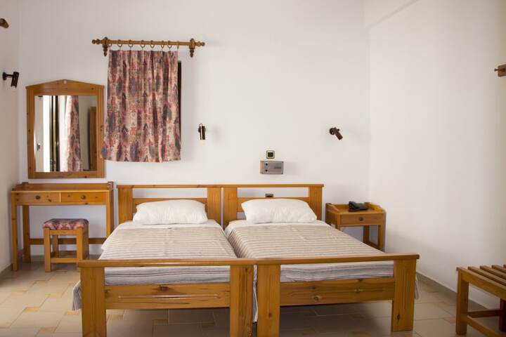 Room 6 of 28