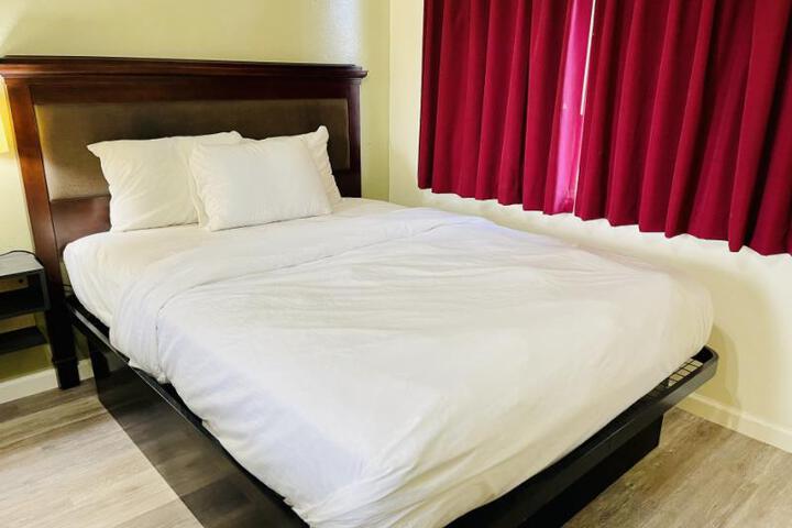 1 King Bed with Continental Breakfast (10 of 13)