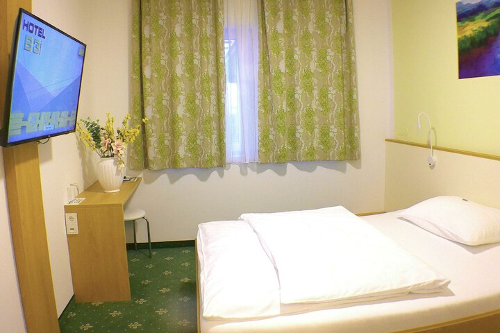 Room 6 of 42