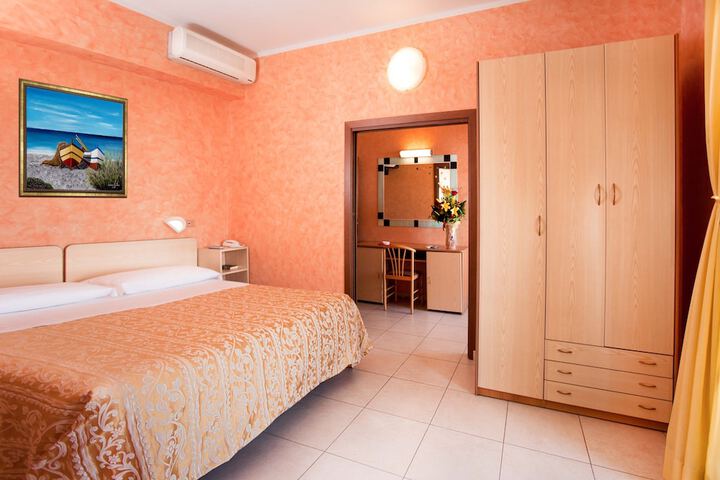 Room 6 of 40