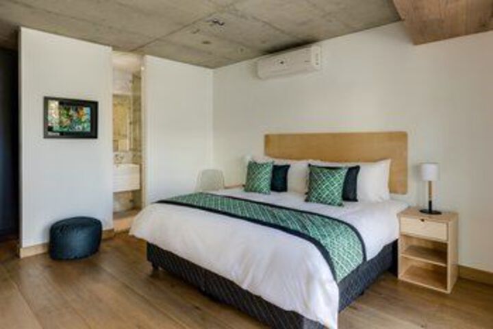 Room 6 of 28