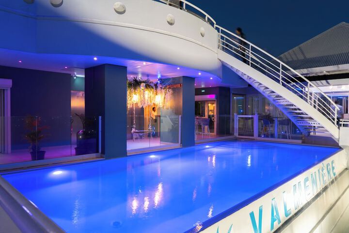 Hotel with Pool