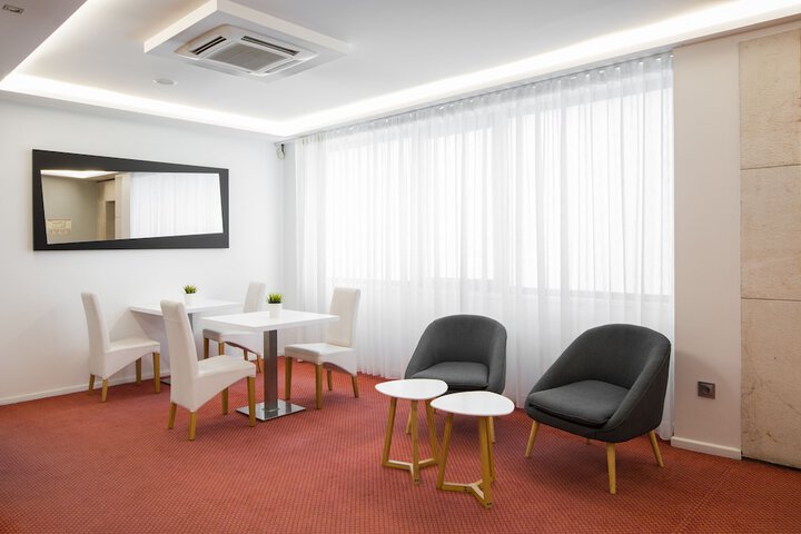 Lounge 72 of 80