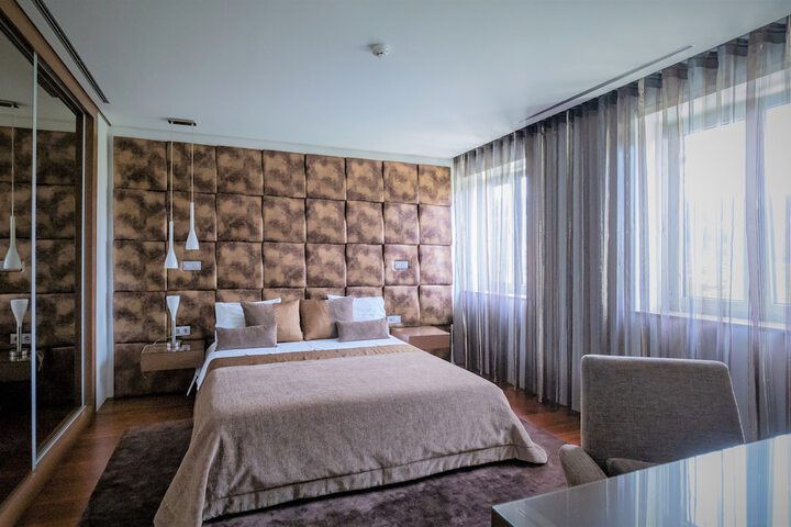Room 3 of 43
