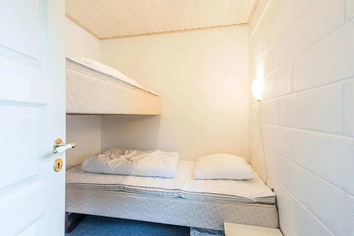 Room 6 of 18