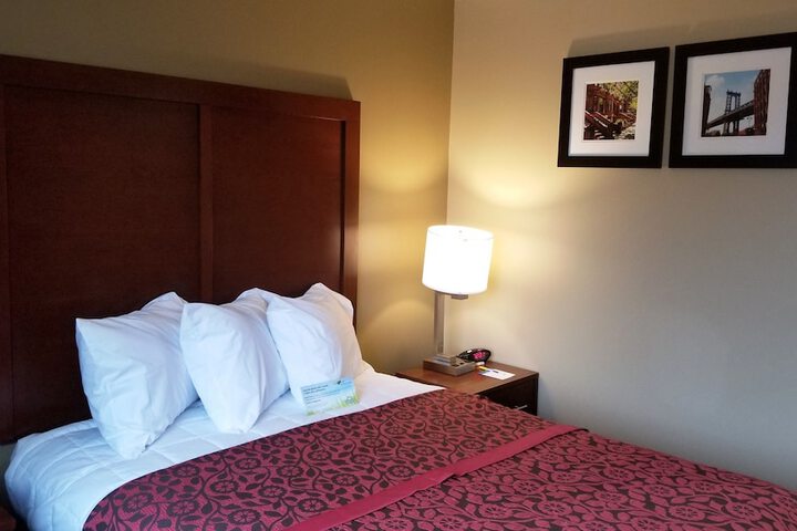 1 Queen Bed (1 of 10)