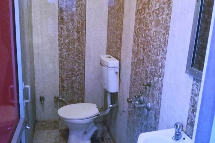Room 5 of 9