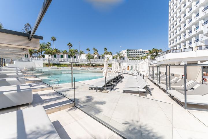 Hotel Pool