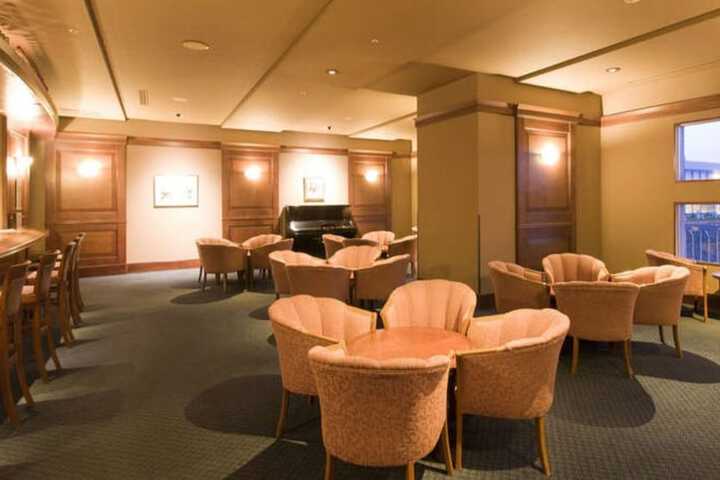 Lounge 75 of 119