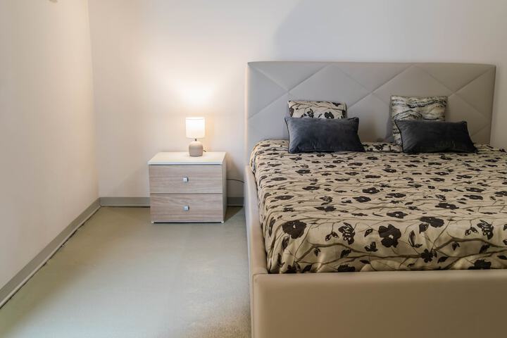 Room 9 of 27