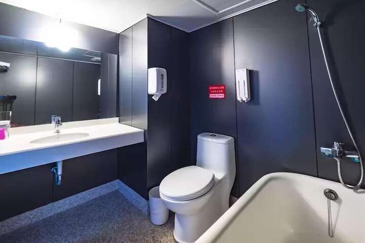 Room 21 of 40
