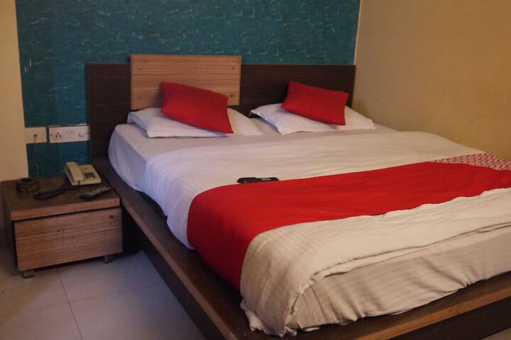 Room 13 of 33