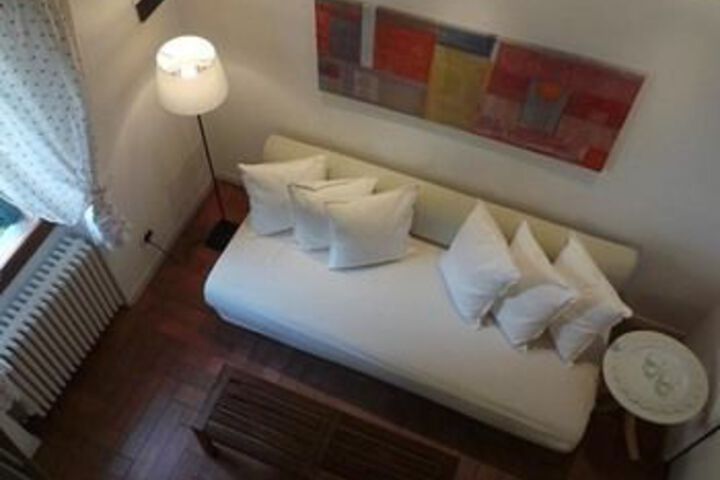 Room 9 of 12