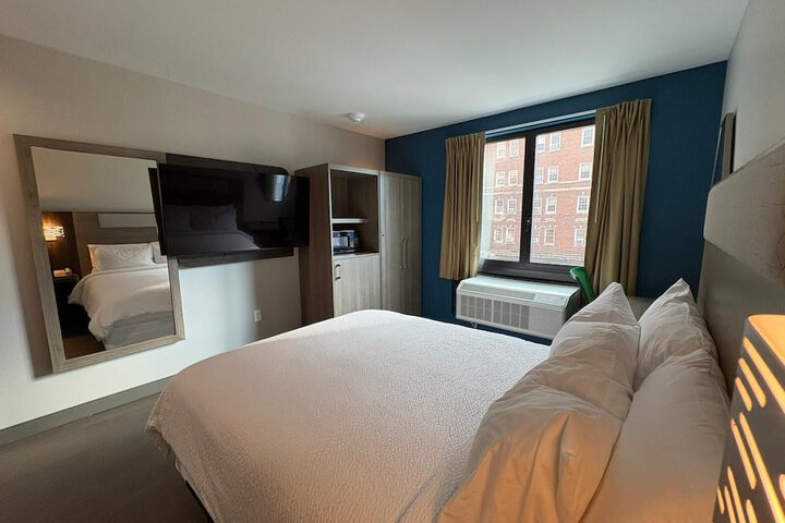Premium Queen Bed (9 of 19)