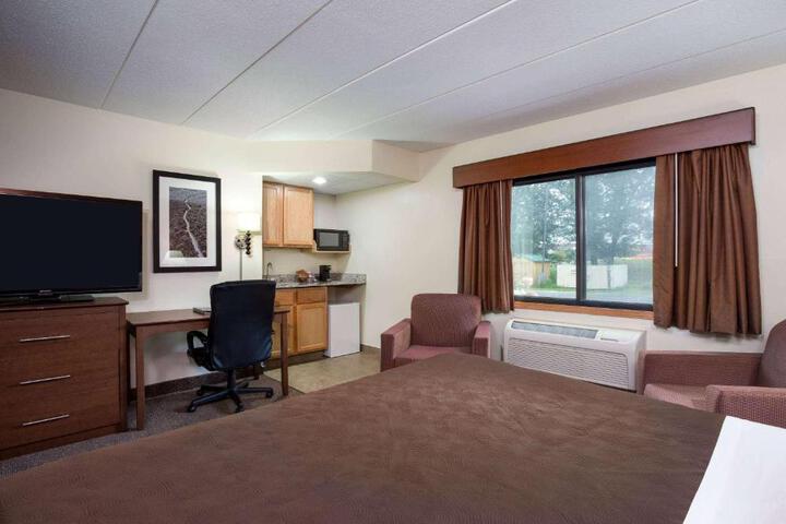 1 King Bed Deluxe Room (5 of 11)