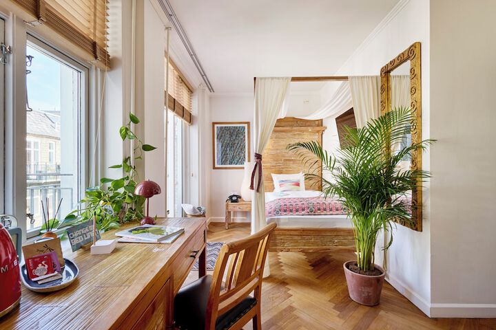 Room 4 of 105