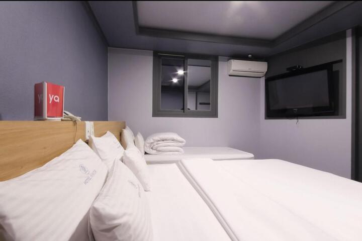 Room 12 of 121