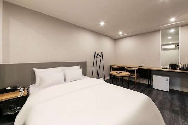 Room 10 of 27