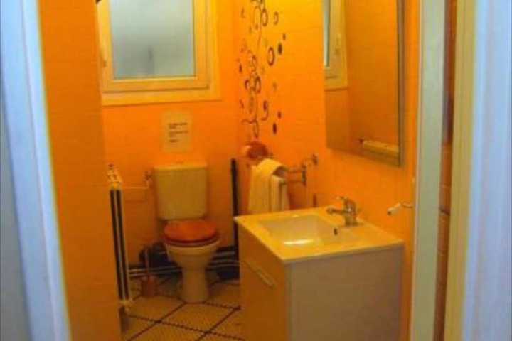 Room 6 of 12