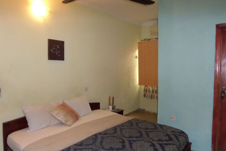 Room 6 of 8